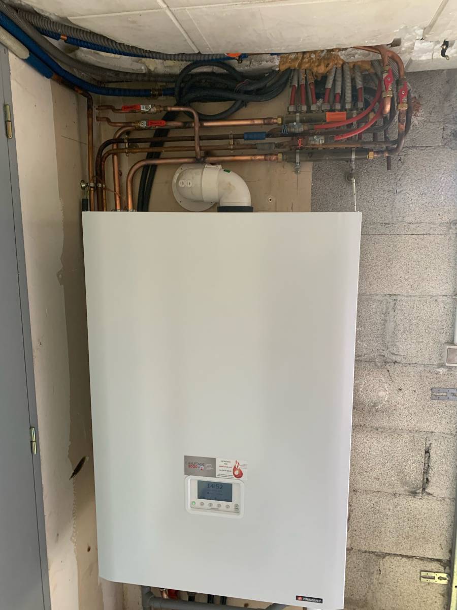 Frisquet Hydroconfort Condensation Visio 20kw Avec Ballon Intégré 50l Installation d'une chaudière gaz à condensation FRISQUET Hydroconfort 20Kw  avec un ballon de 50L intégré sur la commune de TREVOUX - Chauffage 2000