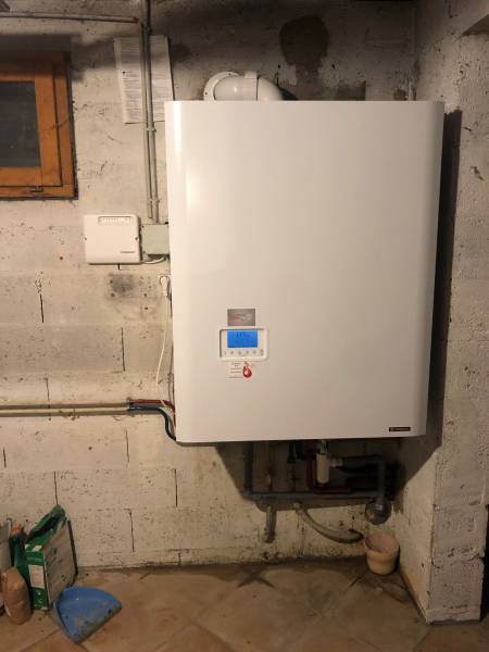 Installation  d'une chaudière gaz à condensation Frisquet Hydroconfort sur la commune de FONTAINES ST MARTIN (69270)