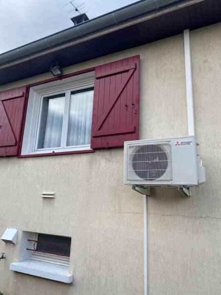 Groupe extérieur sur installation d'une climatisation monosplit sur la commune de GENAY