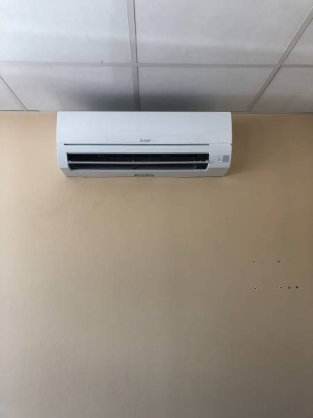 Unité intérieure sur installation d'une climatisation mono-split MITSUBISHI sur la commune de CHATILLON/CHALARONNE (01400)