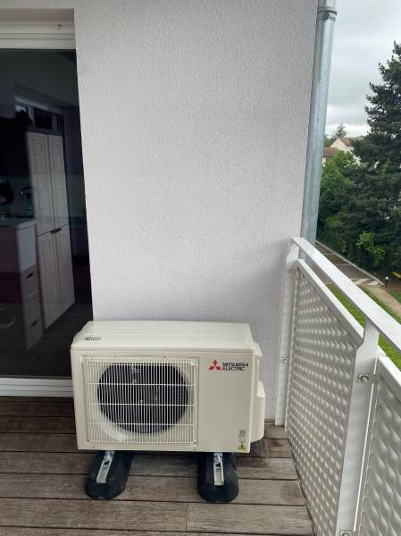 Groupe extérieur sur système de climatisation Bi-Split MITSUBISHI installé à JASSANS RIOTTIER (01480)